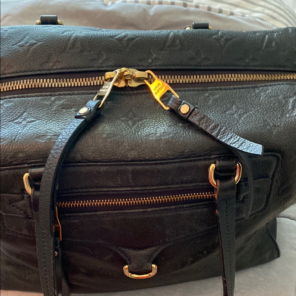 Louis Vuitton Black and Gold Shoulder Bag with Structured Elegance - Picture 10 of 17